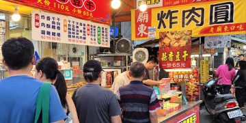 廟東夜市美食從滷製開始 大黑豆干先吸入滷汁 再以自製配方堆出蒜香風味
