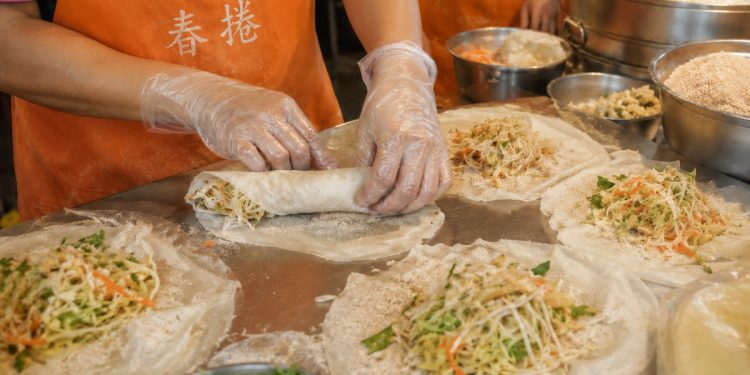 春捲裡竟包入黃麵 佇立虎尾市場半世紀老攤   第三代接棒守護傳統滋味