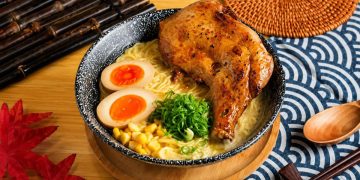 高雄前金拉麵店融入台灣特色風味 雞白湯搭配搭配鹽焗雞與炙燒叉燒豐富餐點層次
