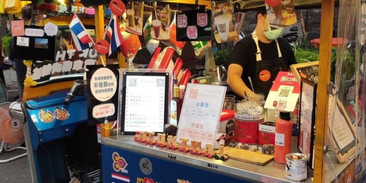 中壢夜市泰式奶茶攤藏身嘟嘟車！常客接手三年 穩定經營凝聚客群口碑