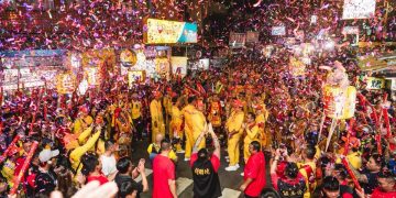 桃園護國宮太子夜巡！98歲阿公四代迎駕