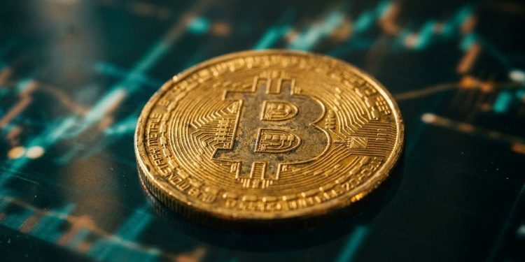 金價重返四千美元大關 黃金股月跌一成五現買點