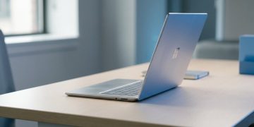 微軟 Surface Laptop Ultra 獲韌體更新 大幅改善重啟與顯示問題